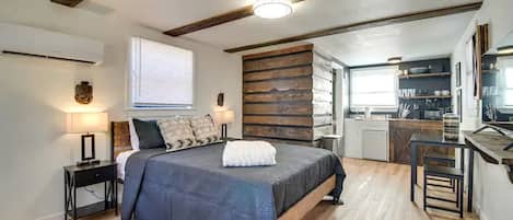 1 bedroom, desk, WiFi, bed sheets