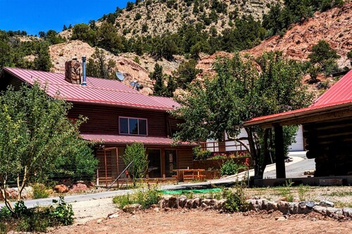 Large, Pet Friendly Cabin for Big Groups near Angel's Landing in Southern, Utah