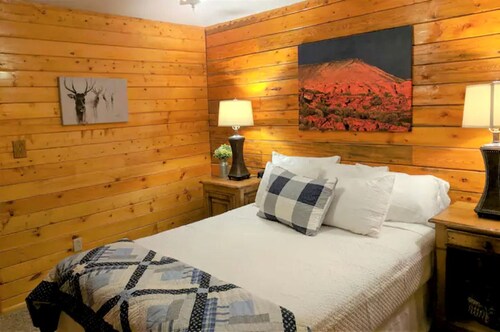 Large, Pet Friendly Cabin for Big Groups near Angel's Landing in Southern, Utah