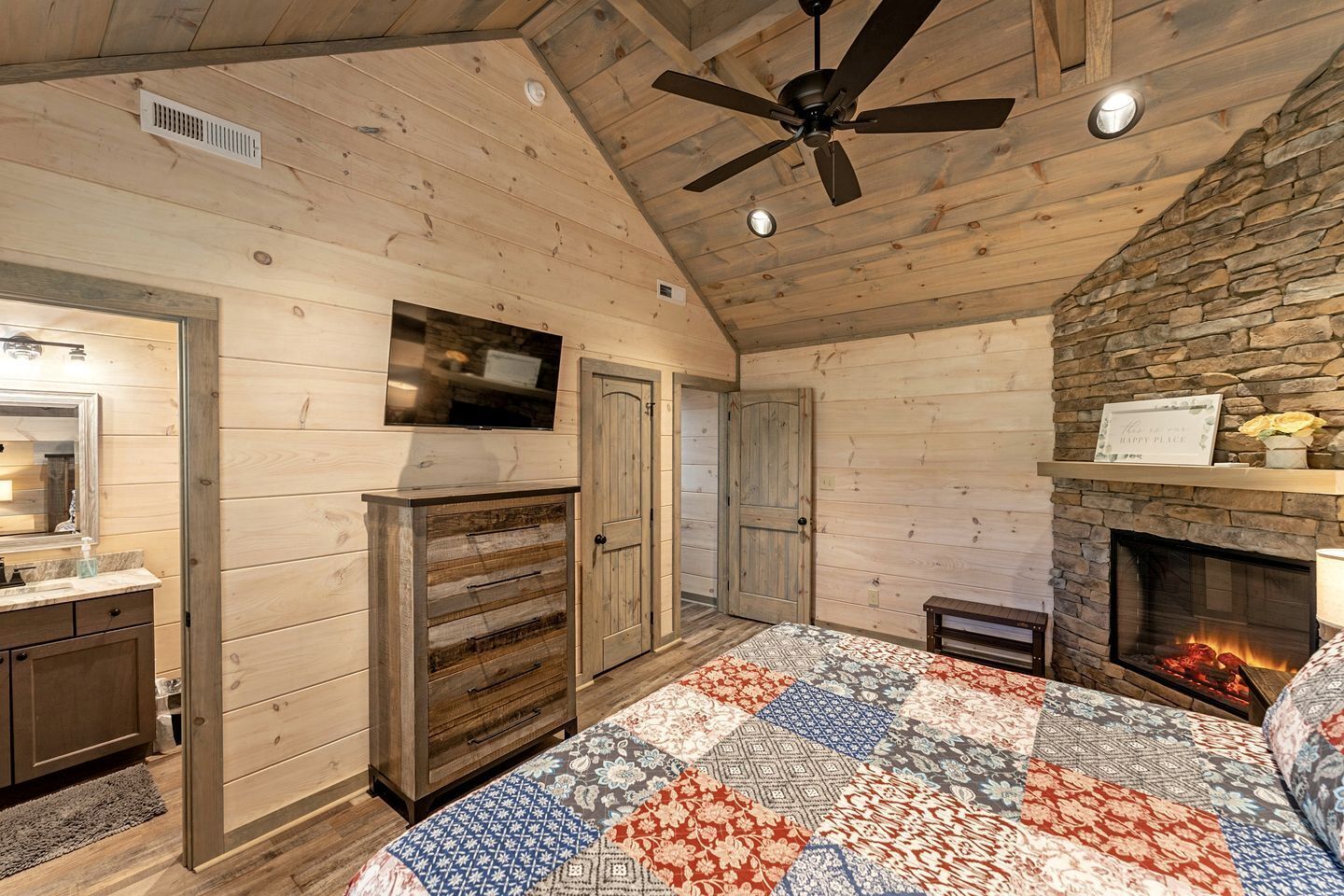 5 bedrooms, desk, iron/ironing board, WiFi