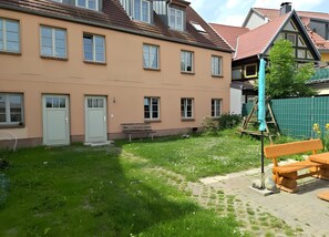 Outdoor dining - Apartment 'Fewo Backboard' with Shared Terrace, Private Garden and Wi-Fi (Röbel)