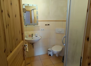 Bathroom - Apartment 'Fewo Backboard' with Shared Terrace, Private Garden and Wi-Fi (Röbel)