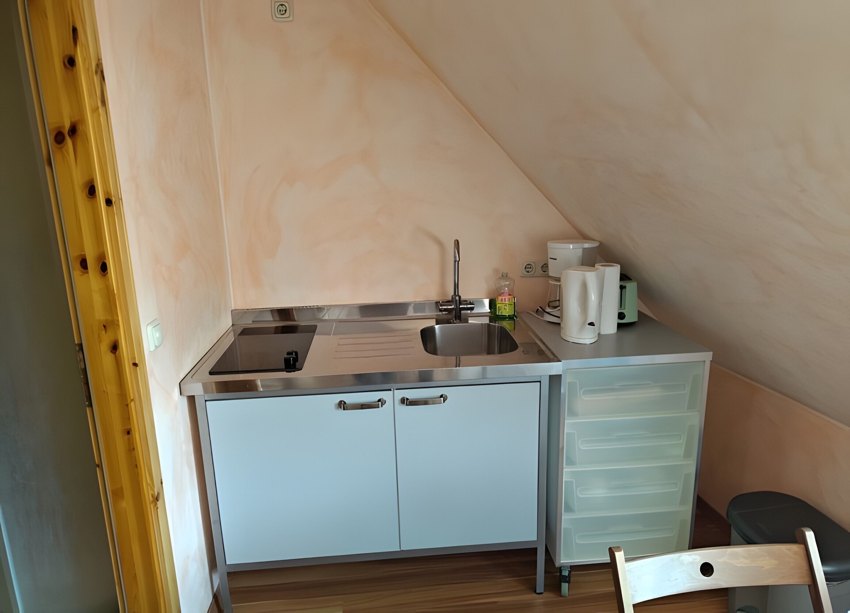 Een koffiezetapparaat/waterkoker, een koelkast, een waterkoker