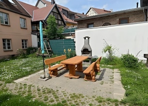 Outdoor dining - Apartment 'Fewo Backboard' with Shared Terrace, Private Garden and Wi-Fi (Röbel)