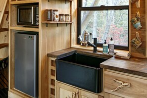 Microondas, utensilios de cocina y comedor 