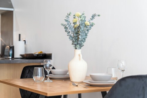 Luxury 2 Bed open plan Apartment | prime location