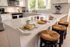 Private kitchen - The Siren's Call · 2 Blocks to the Beach and Park · Arcade · Sleeps 8 (North Myrtle Beach)