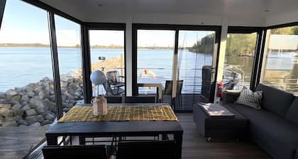 Hausboot 'Püttelkow' mit Seeblick, privater Terrasse und WLAN