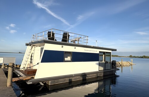 House Boat 'Püttelkow' with Lake View, Private Terrace and Wi-Fi