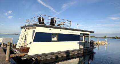 House Boat 'Püttelkow' with Lake View, Private Terrace and Wi-Fi