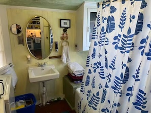 Hair dryer, towels, soap, toilet paper - Lulu's Cajun Cottage (Eunice)