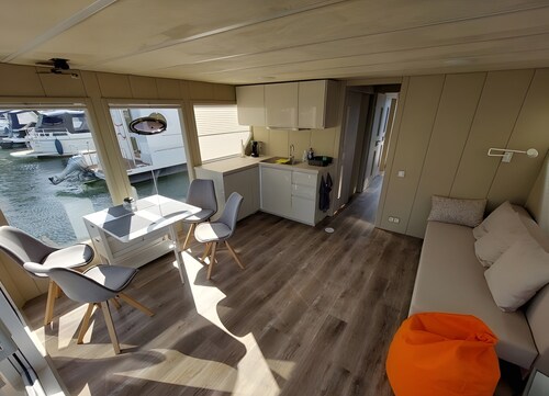 Hausboot 'Emma Blue' mit Seeblick, privater Terrasse und WLAN