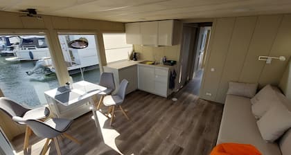 Hausboot 'Emma Blue' mit Seeblick, privater Terrasse und WLAN