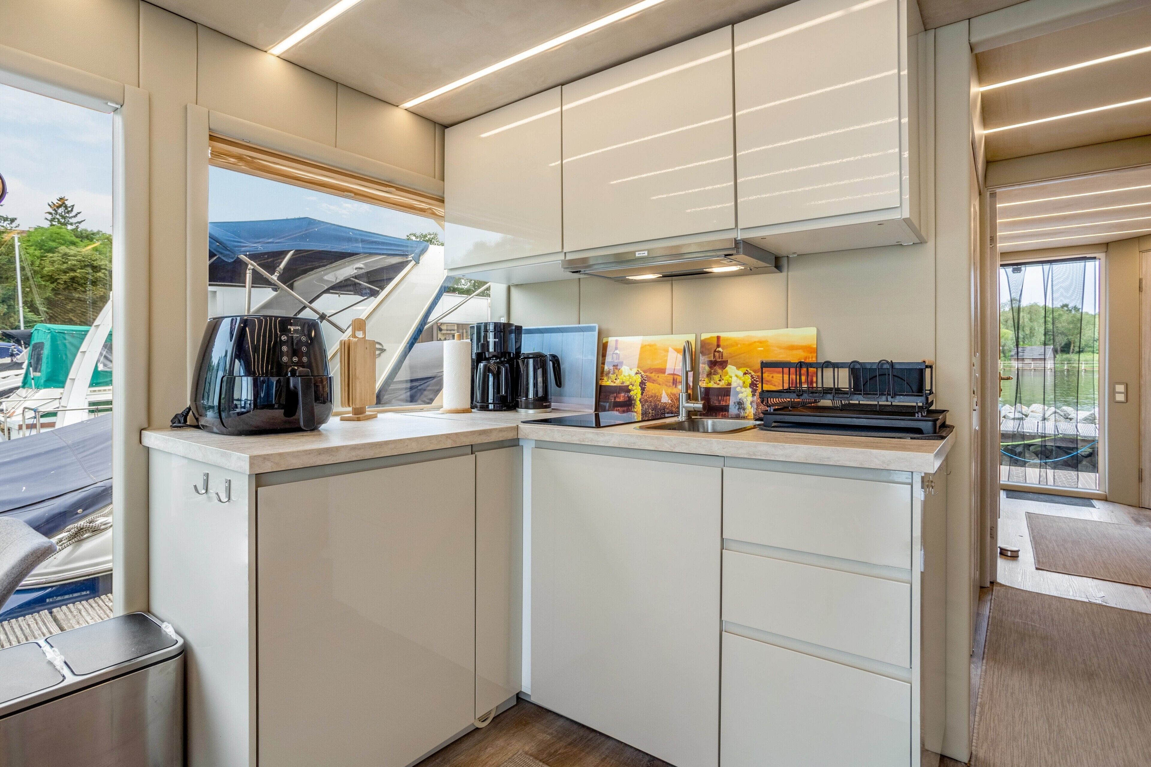 Coffee/tea maker, fridge, oven, stovetop