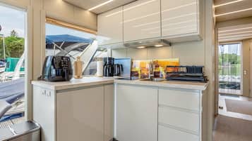 Coffee/tea maker, fridge, oven, stovetop