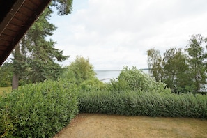 Property grounds - Holiday Home 'Haus 17' with Lake View, Private Terrace and Private Garden (Röbel)