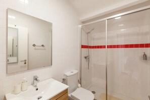 Secadora de cabello, bidet, jabón, papel de baño 