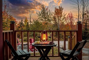 Outdoor dining - Cozy Woodland Cabin Retreat – Peaceful Escape in Nature in Bethel, Maine (Bethel)