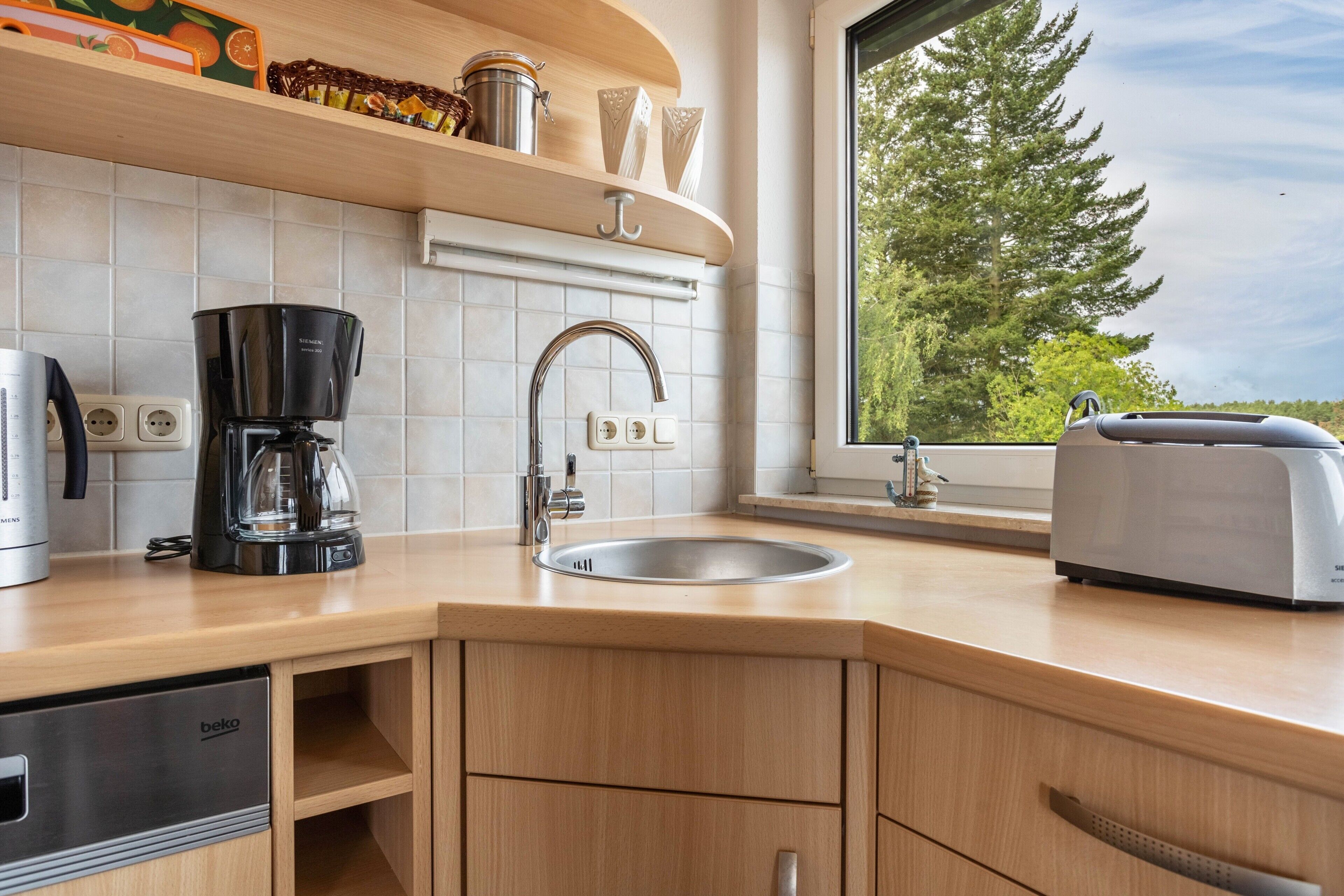 Cafetière/bouilloire, réfrigérateur, micro-ondes, four