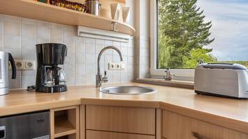 Coffee/tea maker, fridge, microwave, oven