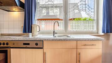 Coffee/tea maker, fridge, microwave, oven