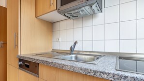 Private kitchen - Apartment 'Haus 19 OG' with Private Garden, Balcony and Wi-Fi (Röbel)