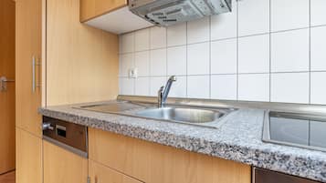 Wasserkocher mit Kaffee-/Teezubehör, Kühlschrank, Mikrowelle, Ofen