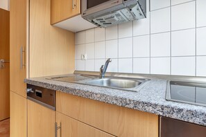 Cafetera o tetera, frigorífico, microondas y horno