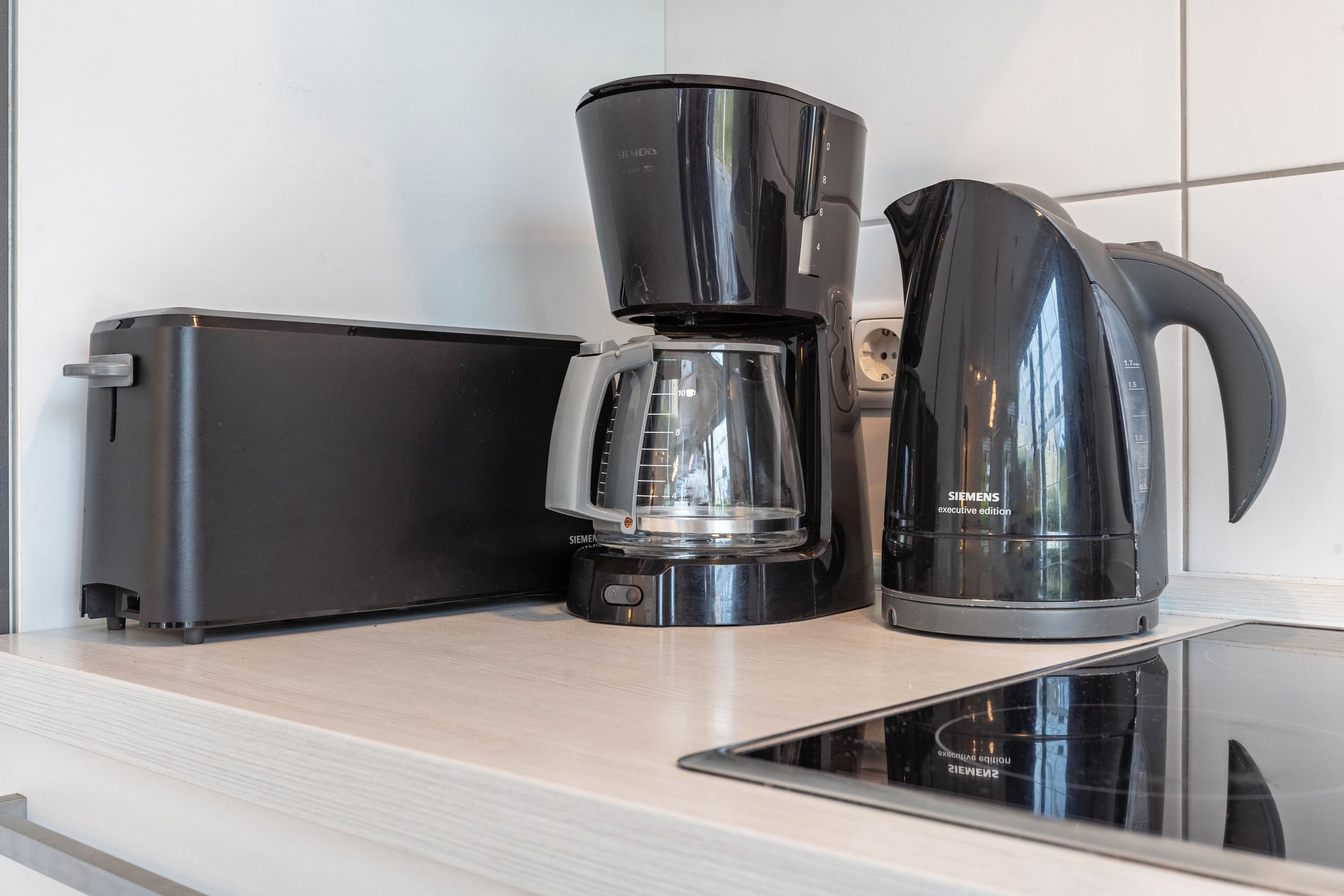Eine Küche mit Kaffeemaschine, Wasserkocher und Toaster.