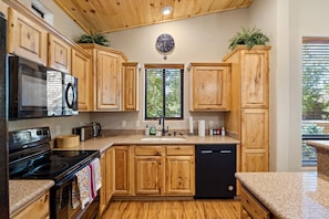 Coffee/tea maker, fridge, microwave, oven - Show Low Cabin Retreat Near Trails, Lakes  & Golf (Show Low)