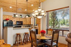 Dining - Show Low Cabin Retreat Near Trails, Lakes  & Golf (Show Low)