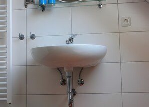 Shower - Apartment 'Haus K 104 OG' with Private Terrace, Private Garden and Wi-Fi (Röbel)