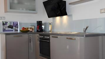 Cafetera/tetera, refrigerador, microondas, horno