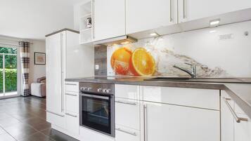 Wasserkocher mit Kaffee-/Teezubehör, Kühlschrank, Mikrowelle, Ofen