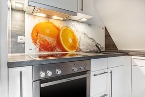 Wasserkocher mit Kaffee-/Teezubehör, Kühlschrank, Mikrowelle, Ofen
