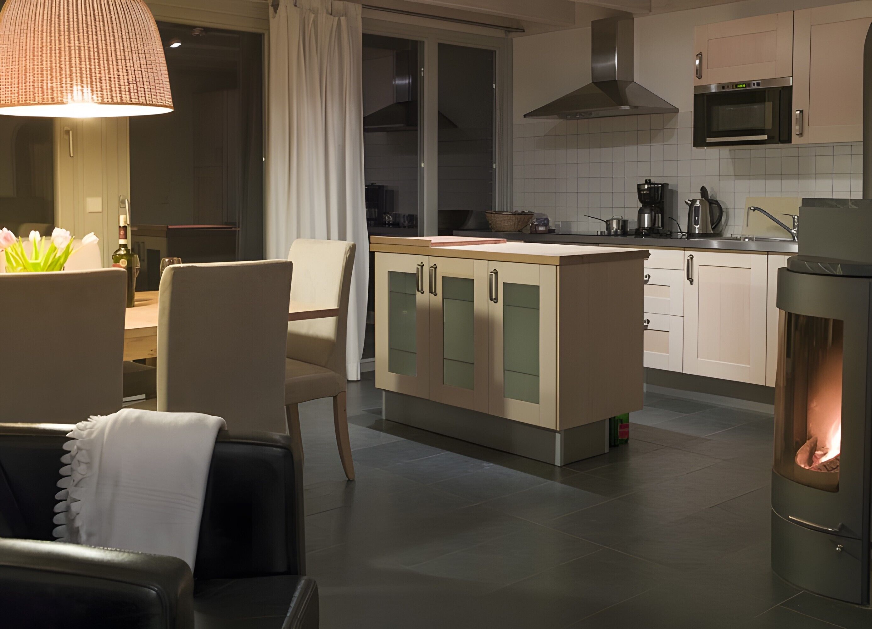 Coffee/tea maker, fridge, microwave, oven