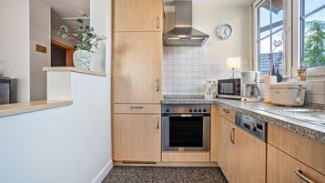 Coffee/tea maker, fridge, oven, stovetop