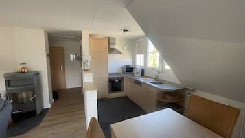Coffee/tea maker, fridge, oven, stovetop