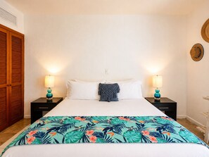 In-room safe, laptop workspace, blackout curtains, soundproofing - Beachfront condo with loft and sea views (Puerto Aventuras)