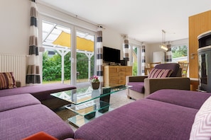 TV, fireplace - Holiday Home 'K 97' with Private Terrace, Private Garden and Wi-Fi (Röbel)