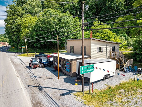 Un petit bâtiment sur lequel est affiché un panneau indiquant les directions pour se rendre à Princeton et à Bluefield.