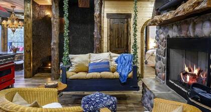 Gorgeous Tree House with Hot-tub in Broken Bow, Oklahoma
