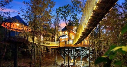 Gorgeous Tree House with Hot-tub in Broken Bow, Oklahoma
