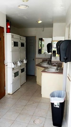 Cafetera y tetera y microondas 