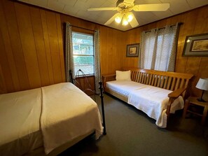 2 bedrooms, WiFi, bed sheets - Spacious Lakeview Cabin with Fishing Pier Access Near Zwolle, Louisiana (Zwolle)