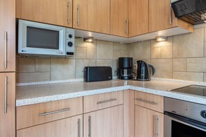 Wasserkocher mit Kaffee-/Teezubehör, Kühlschrank, Mikrowelle, Ofen