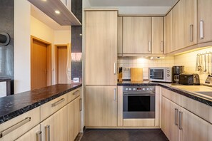 Wasserkocher mit Kaffee-/Teezubehör, Kühlschrank, Mikrowelle, Ofen