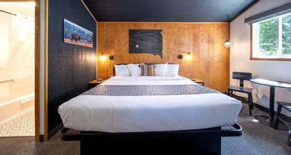 Charming Renovated Ground-Level Cabin with Quiet Setting Near Wall Drug – Wall, South Dakota