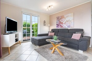 TV - Apartment 'Haus 7 EG' with Lake View, Private Terrace and Wi-Fi (Röbel)