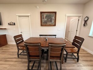 Dining - Cozy 3-bedroom house with playset in North Pole near Santa Claus House (North Pole)